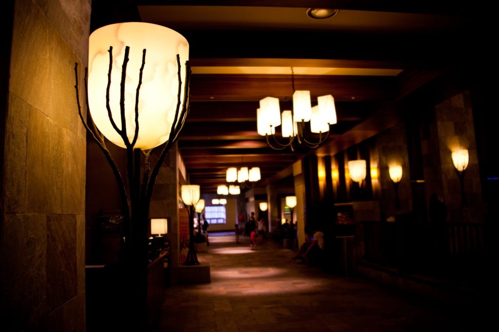 dekoracyjne oświetlenie do hotelu, oryginalne lampy do hotelu, oświetlenie hotelowe